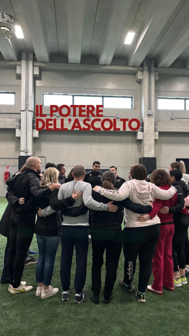 La capacità di ascoltare è veramente una skill fondamentale ma come tutte le altre va allenata. La nostra mente non è abituata a “fare silenzio” e dedicarsi al nostro interlocutore. Interrompere è la normalità quando invece dovremmo trovare la capacità di lasciar esprimere laltro. 

Abbiamo svolto un interessante esercizio: a coppie, una persona parlava e l’altra ascoltava, senza aver la possibilità di intervenire per 3 minuti. Allo scadere del tempo le persone hanno fatto cambio ruolo. Solamente provando nella pratica ciò di cui si parla si può prendere consapevolezza della situazione e produrre cambiamenti concreti nei nostri comportamenti.

#crescitapersonale #collaborazione #rugby #obiettivo #leadership #cooperazione #aziende #teambuilding #sport #formazione #autostima #mentalcoaching